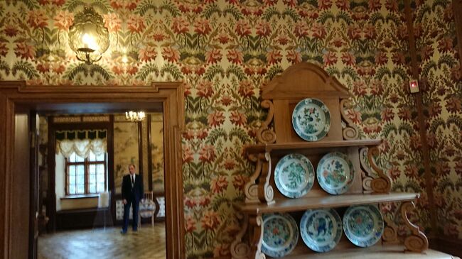 壁紙可愛すぎるよー、じっと見るとなんかの顔みたいに見えてくるけど。<br />日中なのに部屋の中とても暗いんですよ