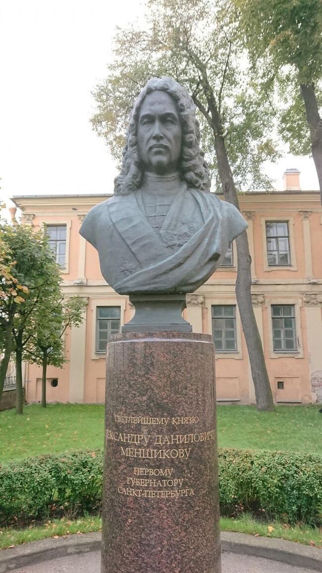 下にある肖像画の説明です<br />A.=D.メンシコフ　1716-1720<br />《作者未詳》カンバス、油彩<br />A.=D.メンシコフ《1673-1729》は国政の要人として政治および軍事方面で活躍した。1707年に公爵の位を得、1727年には元師となった。ピョートル一世の改革を大帝と共に推し進めた盟友であり、国政に関しても大帝の右腕として働いた。サンクト・ペテルブルグ初代市長。ピョートルの生前は皇帝として絶大な権力を誇ったが、大帝死後、その孫のピョートル二世が帝位に就くと、その不興を買い、陰謀を企てたとしてシベリアに流刑になった。メンシコフ公爵が自邸に保有していた絵画と彫刻、そして工芸品から成る第一級のコレクションは、彼の流刑の後は帝室の所蔵となった。（土産本）