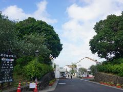 地中海村の入り口です
宿泊者専用の入り口横の駐車場もありますが
すでに満車
手前の駐車場は十分のスペースあり