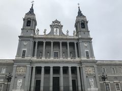 マドリードのカテドラル、アルムデナ大聖堂へ。
ヨーロッパ都市の大聖堂としては比較的新しい、1993年の完成。