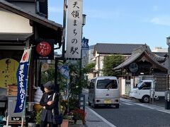 街の中には「まちの駅」といういくつかの商店が集まったエリアもありましあt。
ここの「花月」さんというお菓子屋さんで、お土産の「栗そばまんじゅう」を購入。
そばの風味のする薄皮に、アンコと栗の入った美味しいお饅頭でした。