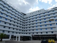 アテネのホテル｢SOFITEL ATHENS AIRPORT｣

アテネは初めてだし、個人旅行なので余裕を持って、空港の道路を挟んで目の前のホテルを予約しました。空港のカートに荷物を載せてホテルまで、または空港までと言う方を見かけました。それくらい近いです。