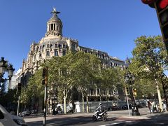 今回のお宿「ホテルビクトリアパレス」は、カタルーニャ広場から歩いて10分と少し。スーツケースを持っているときは15分ほど見た方がいいかも。
