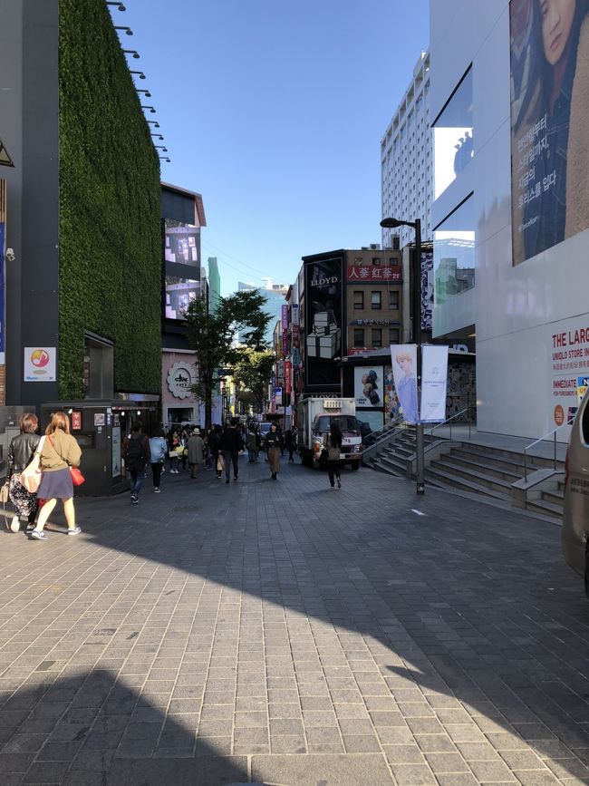 朝、セブンイレブン明洞店に両替を<br />朝もそこそこ人は多い