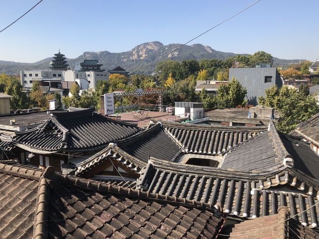 チマチョゴリを着て街をぶらぶら<br />同じ瓦屋根でも、日本とは少し違います