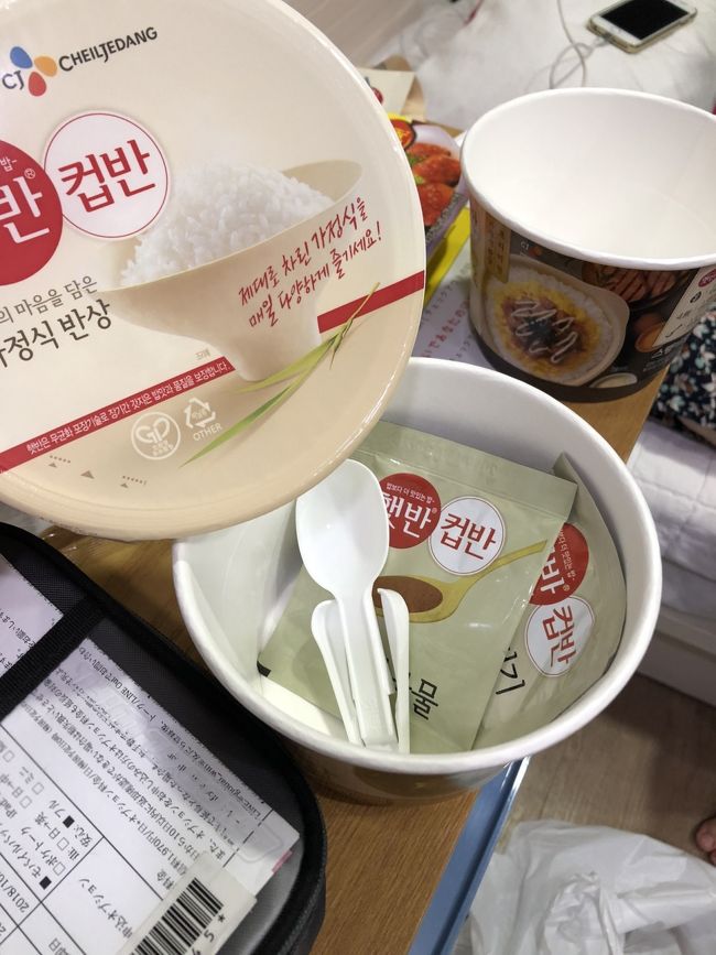 中はこんな感じ<br />サトウのごはんみたいなのとスープと<br />ご飯、本当は電子レンジであっためるみたいだったけど、お湯であっためました