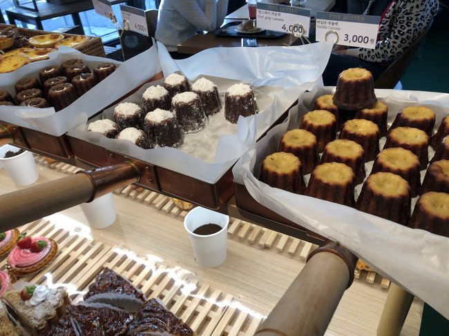 カヌレをテイクアウト、めっちゃめっちゃめっちゃ美味しかった！