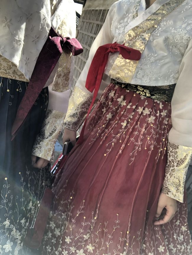 チマチョゴリのレンタルがあちこちに店を構えています<br />私たちも早速<br />二時間で2000円程