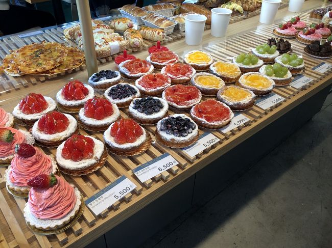 パン屋さんも兼ねていて、かわいいブリオッシュがいっぱい