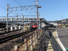 【新鵜沼駅】
ここでＪＲ高山本線から名鉄犬山線に乗り換えますが、今回はひと駅歩くことにします。以前は右の道路にも線路があって（いわゆるデルタ）、名鉄が高山本線への直通列車を走らせていました。