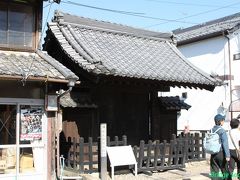 【旧太田宿本陣東門】
1861年築。本陣の建物は残っていませんが、西福寺に移築された門を平成12年に元の位置に戻して復元したそうです。表門と書いてある資料もありますが、本陣の表門にしては小さいような。どっちが正しいのでしょう。