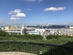 横浜・山手町「港の見える丘公園」の展望台から撮った
横浜ベイブリッジの写真。
