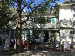 横浜・山手町『エリスマン邸』のカフェ【しょうゆ きゃふぇ】の
行列の写真。

フォートラでお世話になっているyさんが、去年載せていた生プリンを
食べてみたくてやってきました。

エントランスからずらーりと長い行列ができています('ω')ノ