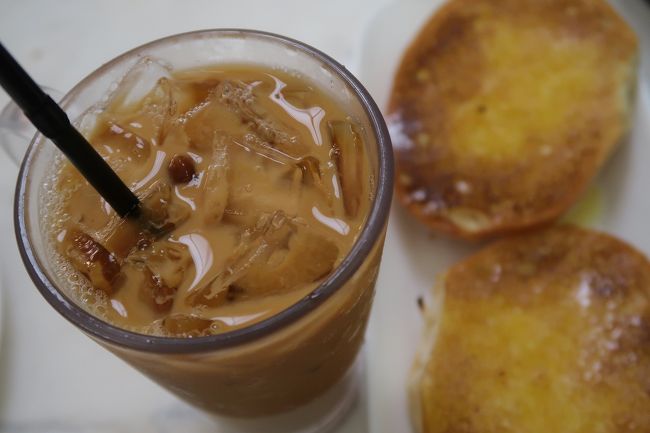 そしてアイスミルクティーに猪仔包。