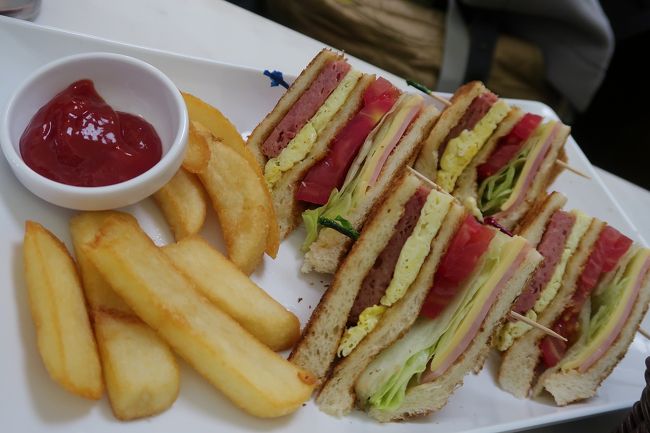 ジャクリーンはクラブサンドイッチとコーラ。