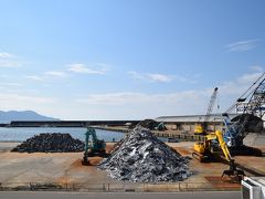 水門を下りて、海岸沿い。平和リサイクル。