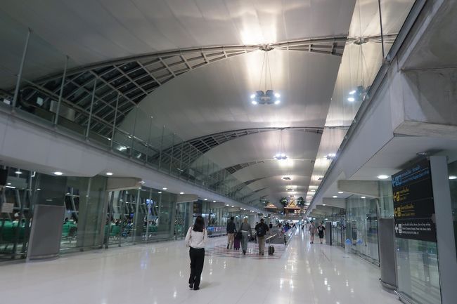 タイ現地時間の23時半、スワンナプーム空港に到着しました。<br /><br />〇　スワンナプーム空港<br /><br />イミグレのあとスーツケースがなかなか出て来ず…