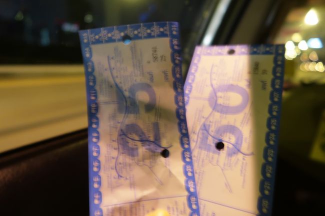 高速道路代はあわせて75バーツ。タクシー代は259バーツ。これに空港からのサーチャージ50バーツを加えて、全部で384バーツでした。まあいつも同じような値段です。<br /><br />そういえば、バンコクのQ&amp;Aの回答で深夜の空港タクシーはぼったくるから云々というのがあったのですが、道さえおぼえておけば（グーグルマップで見ておけばOK！）特にぼったくることはないと思います。私がまだバックパッカーしてた頃（2000年ごろ）は、タクシー乗るの怖かったですけど、今はそんなことないです。