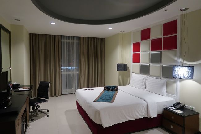 午前1時、ホテルに到着！<br /><br />〇　フラマエクスクルーシブ アソーク バンコク（FuramaXclusive Asoke, Bangkok）<br /><br />デラックスダブルルームに2泊です。ベビーベッドはこのあと持ってきてくれました。どんな部屋なのか心配していましたが、いい感じじゃないですか～