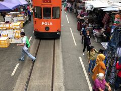春秧街を通るトラムは「北角」行きしかありません。
地元の人はトラムが来てもお構いなく横切って行きます。