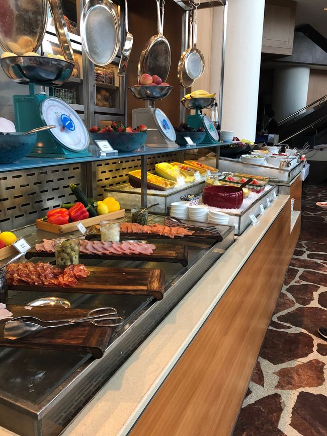 冷製もほどほどの種類です。写真には撮っていませんが、中華、インド系、日本食と種類がそろっています。<br /><br />今日は香港島をメインに動きます。