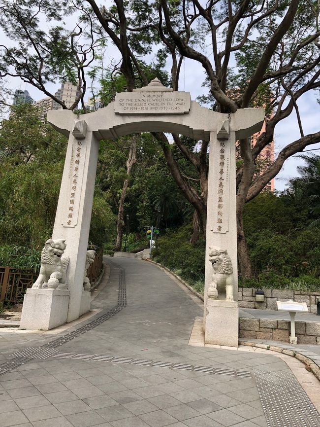 花園道から入るとこういった門から入ります。<br />（ここまでくるにも坂道です）