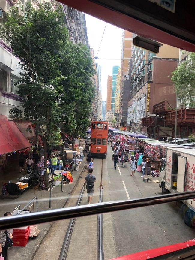 乗ったトラムは「北角」行き。北角行きのトラムに乗ると、商店街の中を通り抜けるのでスリルが楽しめます！