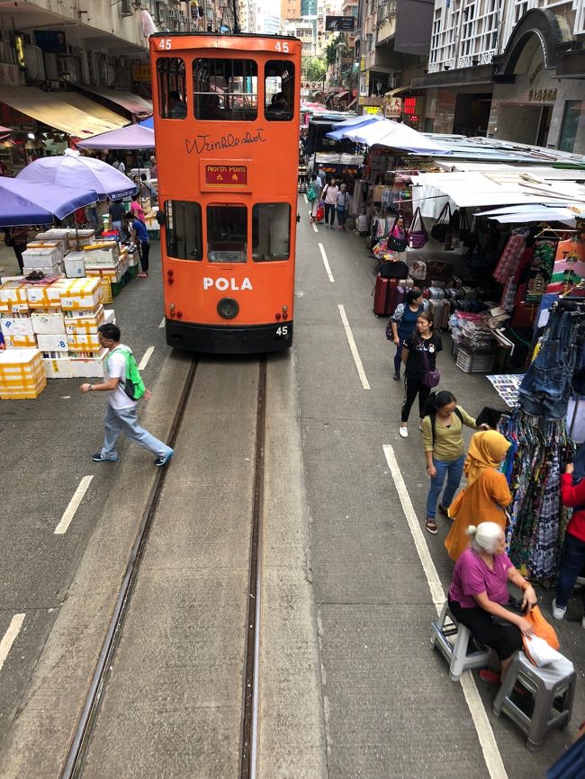 春秧街を通るトラムは「北角」行きしかありません。<br />地元の人はトラムが来てもお構いなく横切って行きます。