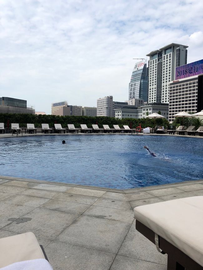 子供たちが「プール、プール」と叫び始めたので、駅のコンビニでパンを買ってお部屋で食べてから、プールに来ました。<br />プールサイドにはまったりとお過ごしな大人の方がチラホラいましたが、プールは子供たちの貸切。ウレタンの棒を貸してもらったりして、しばしプール内で放牧。