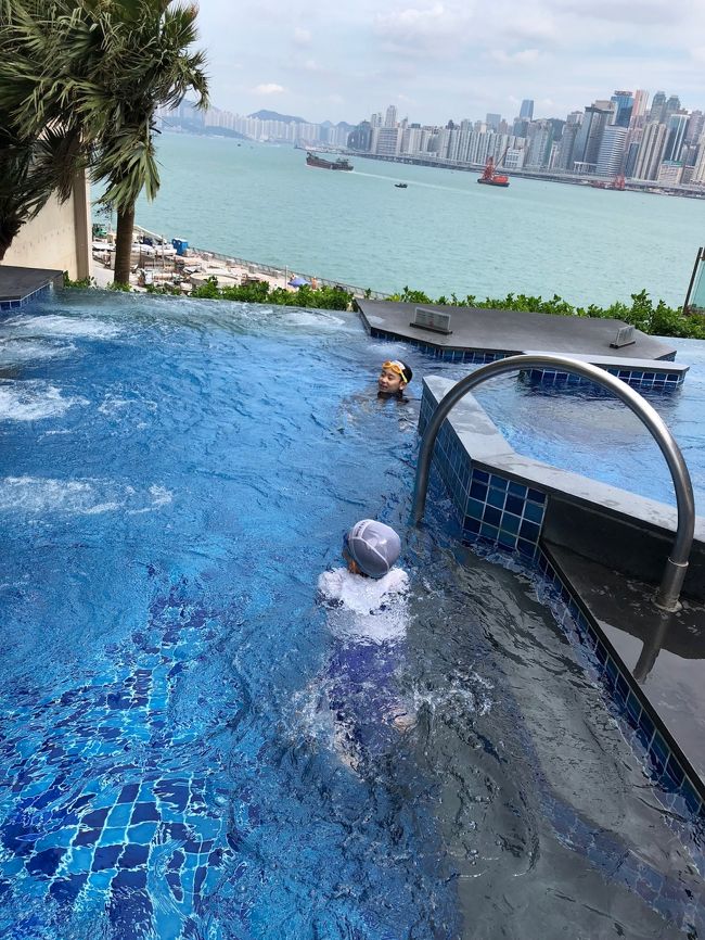 小さいながらもこちらがメインプール。インフィニティプールとなっており、水温も先ほどのプールより高めになっています。<br />ジャクジーもあり、こっちでもしばらく遊んでいました。