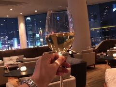 ８時からシンフォニーオブザライツを見るために、ホテルのロビーラウンジへ来ました。IHG特典でもらったドリンクチケットを使って白ワインをいただきました。

香港の夜にカンパーイ！