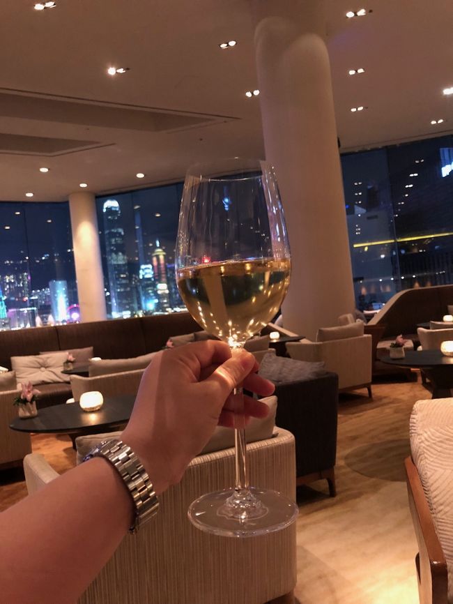 ８時からシンフォニーオブザライツを見るために、ホテルのロビーラウンジへ来ました。IHG特典でもらったドリンクチケットを使って白ワインをいただきました。<br /><br />香港の夜にカンパーイ！