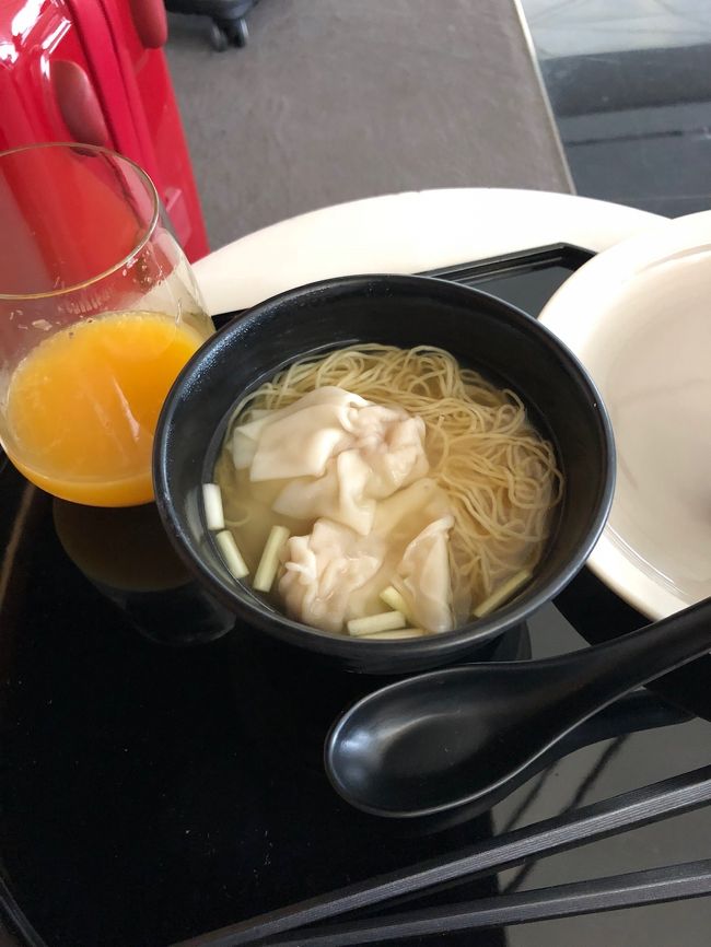 香港での〆はワンタン麺！細麺で美味しい！駆け足で香港グルメ満喫です。