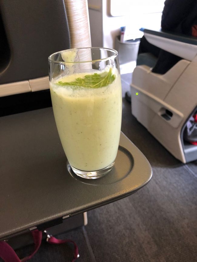 座るとウェルカムドリンクサービス。運転があるので、キャセイデライトにしました。