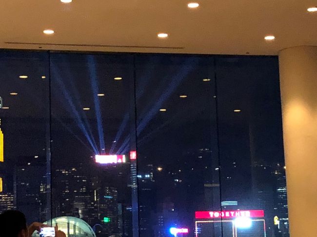 シンフォニーオブザライツが始まりました。音楽は全く聞こえないので、光のみ楽しみます。<br />こうしてマッタリと過ごした２日目が終了しました。