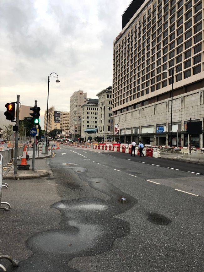 前日の夜に部屋にお手紙が入っていました。<br />「サイクルレースがあるので、ホテル前の道路は通行止めになります。空港へ行く道路も封鎖されているところがあるので、チェックアウトの際に確認してね！」<br /><br />と書いてありました（もちろん丁寧に書かれていましたよ）。ホテルからタクシーで九龍駅まで行こうと思いましたが、とりあえずシェラトンへ行ってタクシーに乗ろうと思い、外に出ました。<br />