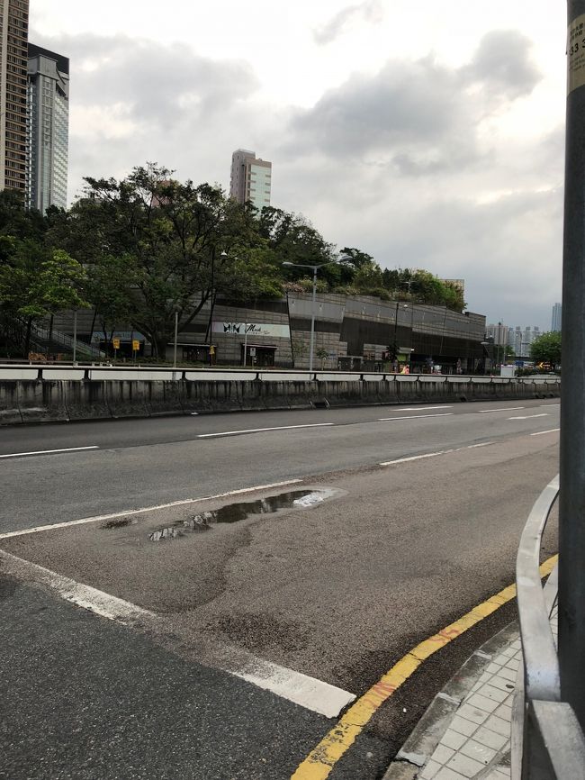 シェラトン側の車線は通行止めになっていませんが、インターコンチネンタル側の道路が封鎖されて、車もバスもまーーーーったく通りません。<br />レアだわ～