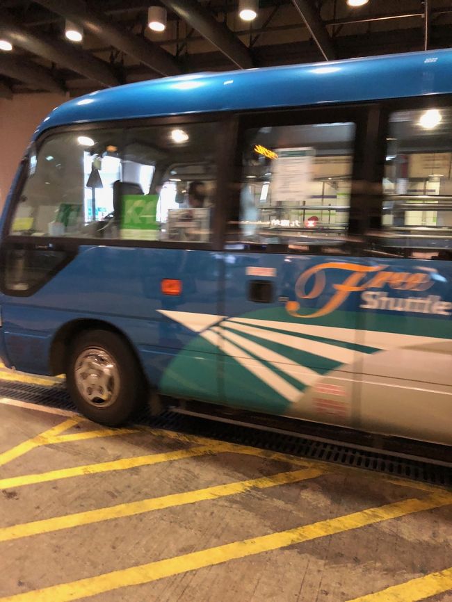 バスが来たので、乗り込みました。シェラトンは九龍駅からくると１番目の停留所になるので、九龍駅まで各ホテルを回ります。<br /><br />