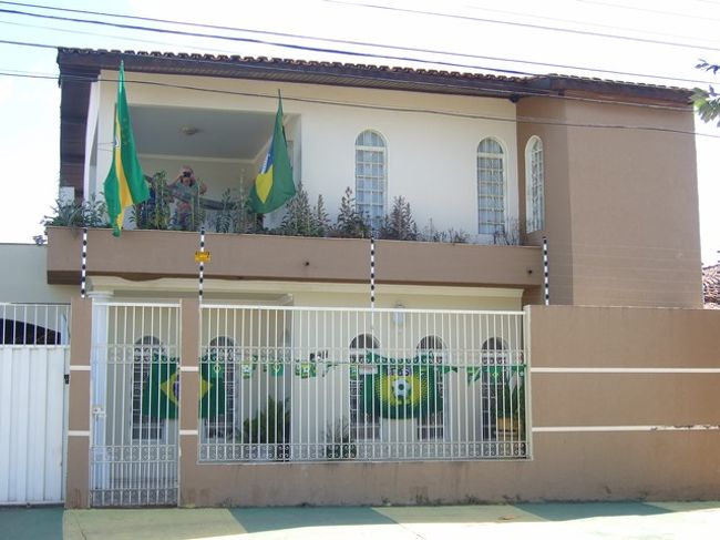 スタジアムに貴重品もっていきたくないからほとんどをスーツケースにいれて事務所に預けておく算段だっていうのに、事務所にいかないなんて！大体この人にスーツケース持っていかれたら一巻の終わりなんですけど？<br /><br />ってことで疑いのまなざしのまますぐホセに連絡。すぐ連絡ついて、どうやらホセは親玉らしいってことがわかりました。ホセが来ないのはうそではないらしいので、まーもうしょうがない。この人を信じるしかないわ。<br /><br />スタジアムの周りは封鎖されてて車は入れないので、離れたところで降ろされて、まず待ち合わせ場所を確認。本当にこんなとこでちゃんと待ち合わせできるのか非常～～～に不安・・・。まあでも一応ファンフェスタみたいな感じのとこでの待ち合わせなので目印にはなるかな。<br /><br />スタジアムはすぐ近くらしいけれど、高級住宅街と言われてるところを抜けて歩いて向かいます。