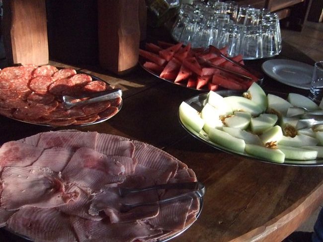 お散歩のあとは朝ご飯。今朝も手作りパンにハムなどの素朴な朝食。<br />朝食後、おととい一緒になった日系人の親子と最後に一緒に記念撮影。きいたら今日の日本戦を見に行く！といってて、ユニフォームがないので青のTシャツでいきます！とかいうので、予備でもってたサムライブルーのユニフォームをあげたらすっごい喜んでくれました♪