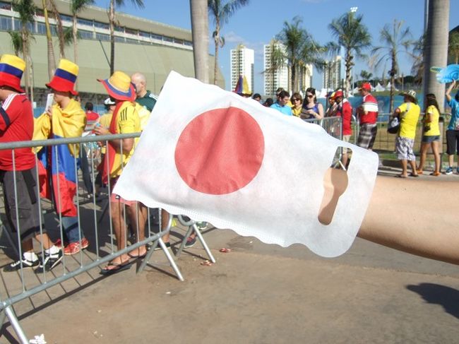 手袋に日の丸を印刷したのを大使館の人が配ってました！気分も高まりますね～♪