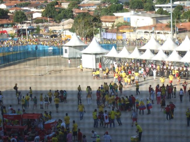 黄色のコロンビア勢、すごいわあ・・・。Tシャツをお土産に買おうとしたのだけれど、レジがきちんと機能してなくて、ま～段取り悪くて無駄に時間がかかり、一時間近くかけてやっとTシャツ一枚買えましたわ。