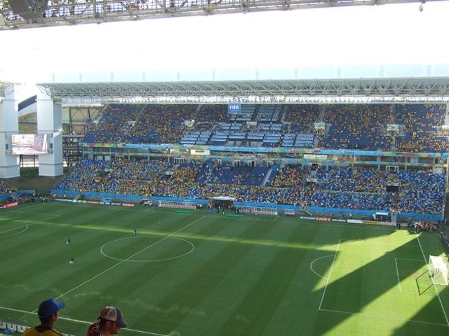 さ～さ～いよいよ日本対コロンビア！興奮も最高潮ー！<br />ですが、今回の席、かなり上の方ではあるのだけど日本の応援団の青いビニール袋を見下ろす席。