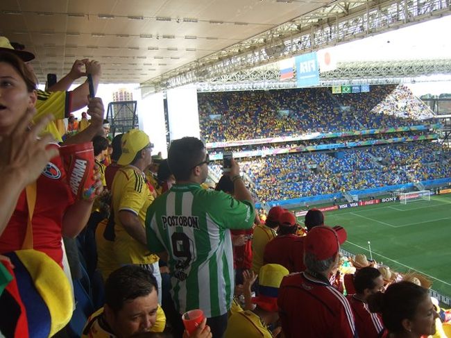 が、しかしなんてこった！私達の席は、周りぜーーーんぶコロンビア！恐ろしいほどに周りは黄色黄色黄色！！