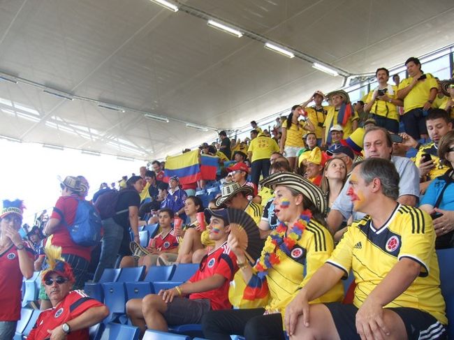 マジですか？居心地マックスに悪いです！笑<br /><br />しかし偶然にも隣の席は日本のサポーター。”この席、かなり厳しいですね・・・”とお互いに苦笑い。<br /><br />彼は72時間バスに揺られてここまできたそうです。今回は日本戦、全部現地観戦してるんだそうだ。すごい！