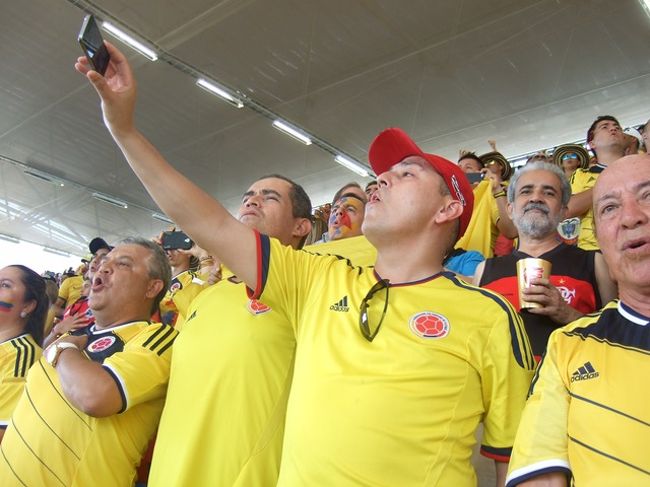 イメージとしては、サムライブルーのサポーター達のなかで、みんなで熱い思いを一つにして応援！！というはずだったのだけど・・・。<br /><br />この席うるさい・・・。ずーーーーーっと叫んでいますわ。