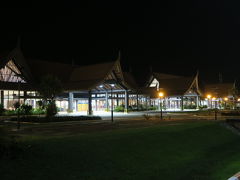 シェムリアップ国際空港から車で約15分。バスに揺られてホテルに到着です！！