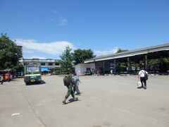 チェンラーイから2時間ほどでサターニーコンソンメーサーイに到着。

エアコンがなくて暑い（ローン）と思われたロットメーの車内。

扇風機（パットロム）と窓（ナーターン）からの風（ロム）が気持ちよかった（サバーイ）。

座り心地の悪い座席（ティーナン）で少し腰が痛い。