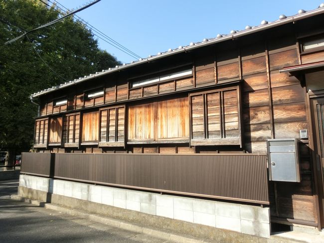 角を曲がった所。戸袋のある木の雨戸なんか日本から消えてしまったと思っていたが。