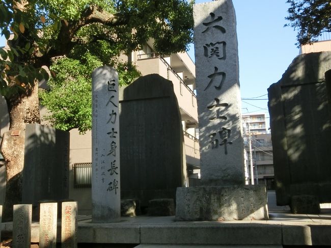 鳥居をくぐるとすぐ右にあります。